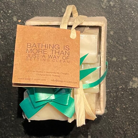 Three-Bar Lavender Soap Set in Gift Box (NWT) - Picture 2 of 10